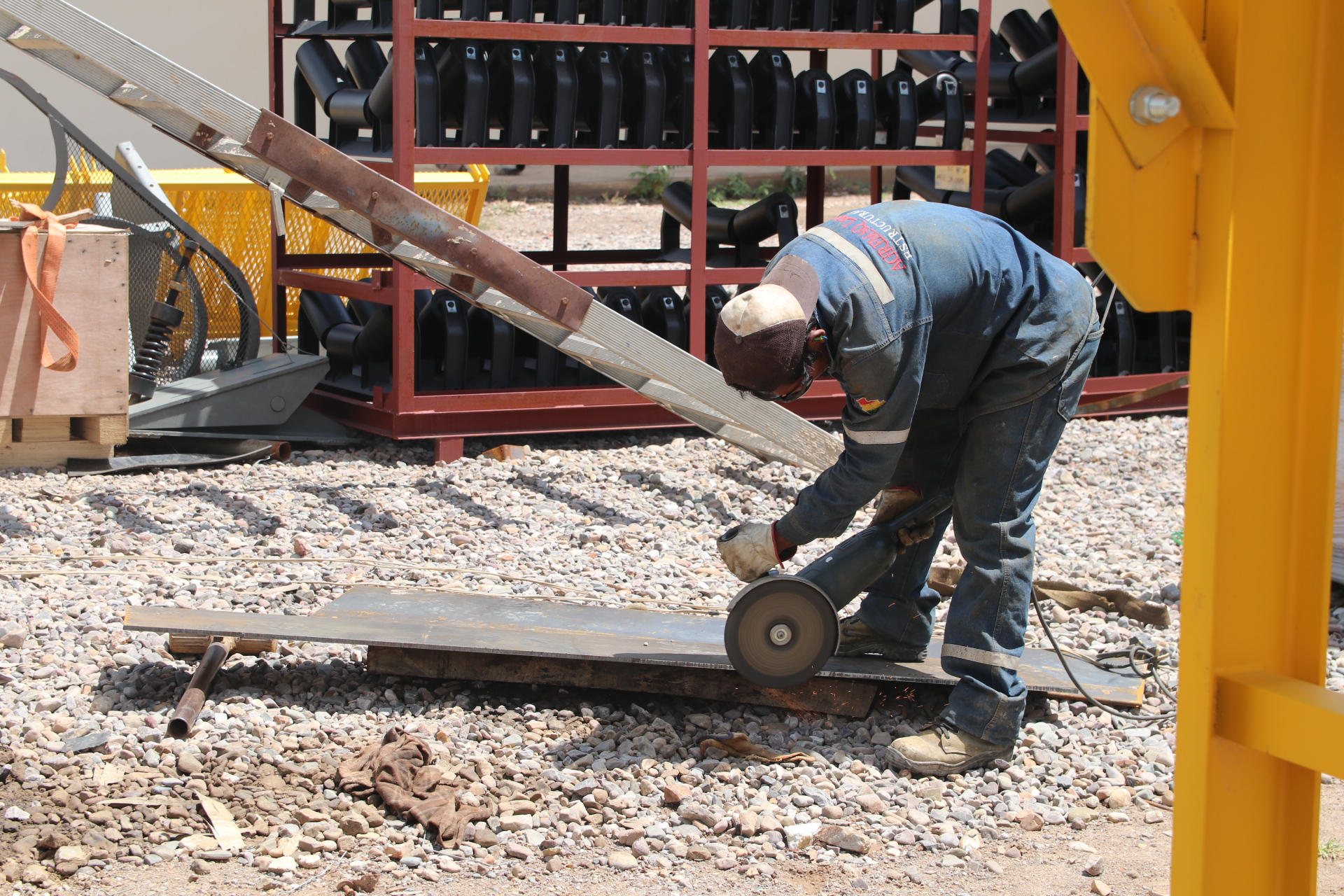 Soldador trabajando en equipo industrial